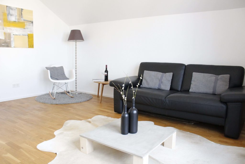 Wohnzimmer Kuhfell Beton Sofa schwarz
