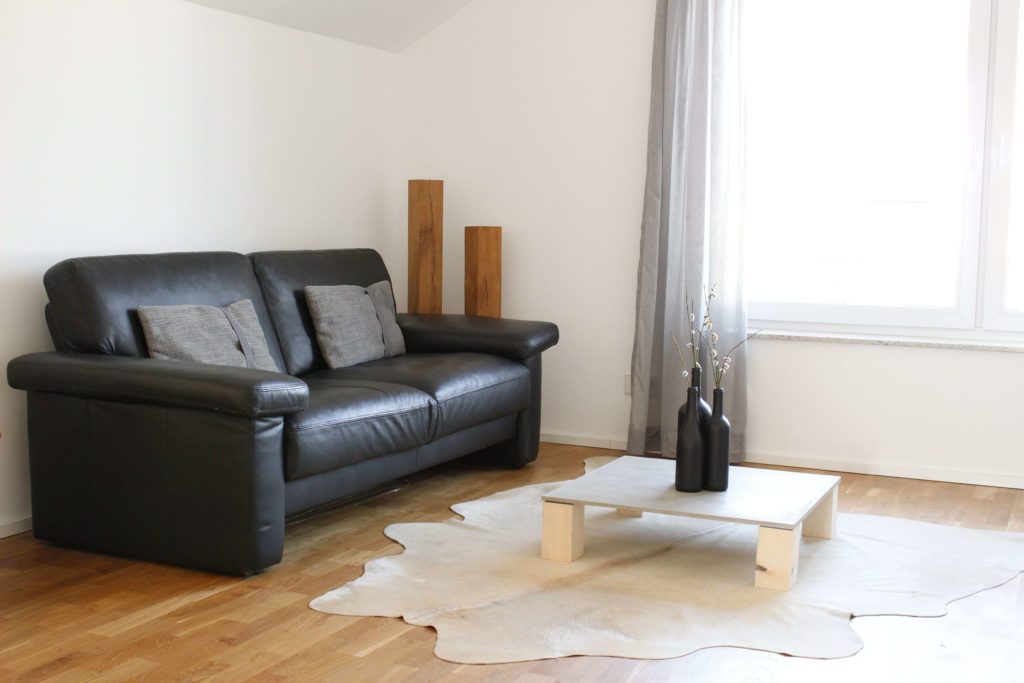 Sofa Holz Kuhfell Beton
