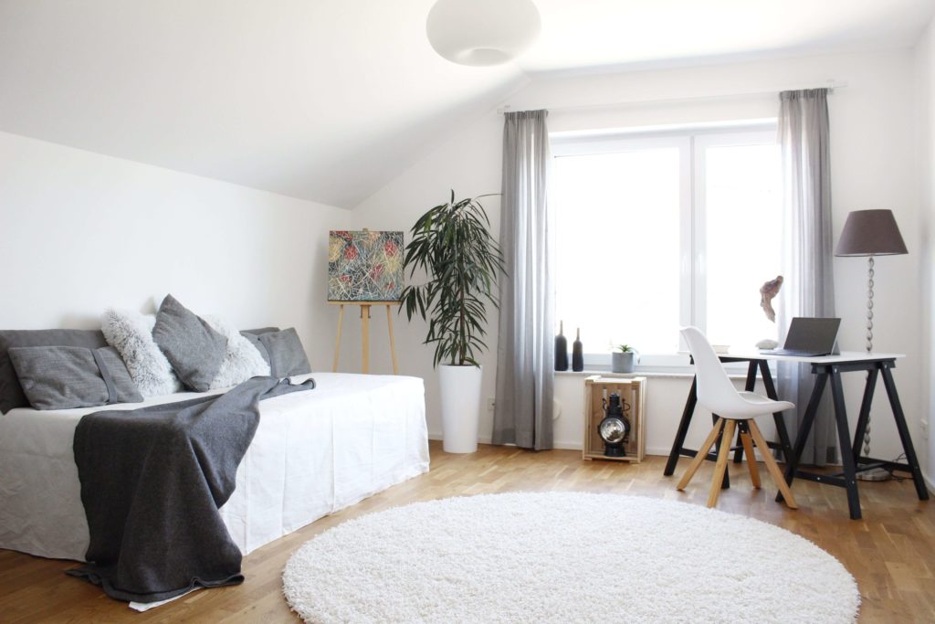 Kinderzimmer Dekoration Schreibtisch Bett Staffelei weiß