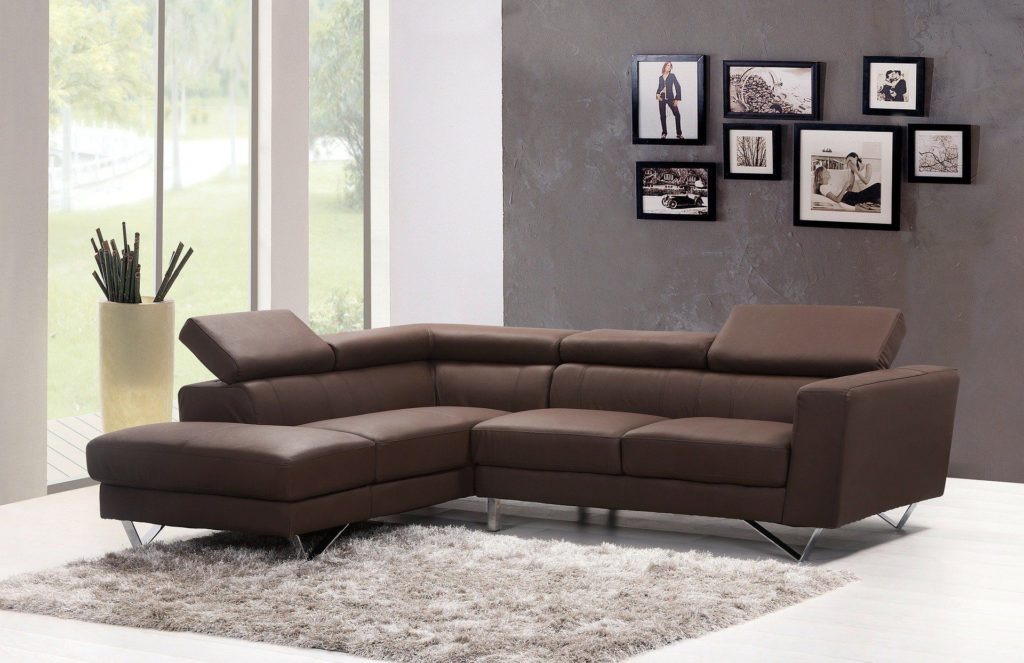 Sofa braun Hochfloor Tepich graue Wand Bilder WohnzimmerSofa braun Hochfloor Tepich graue Wand Bilder Wohnzimmer